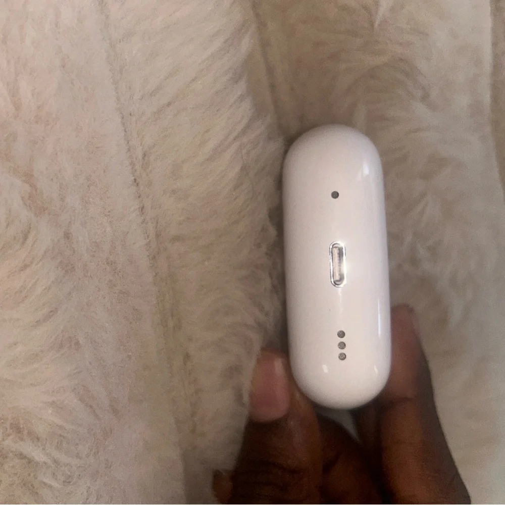 Apple White Wireless Earbuds Charging Case with Front LED